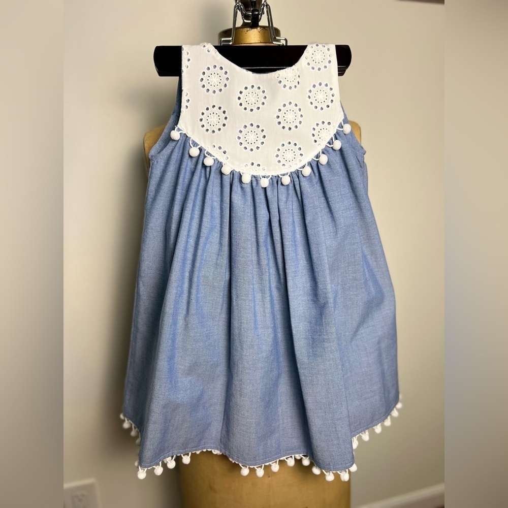 Kelly’s kids blue chambray dress with white eyelet details
Size 4/5